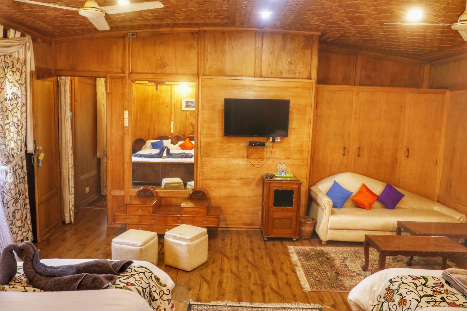 Royal Vintage Houseboat Interior - Premium Dal Lake Houseboat
