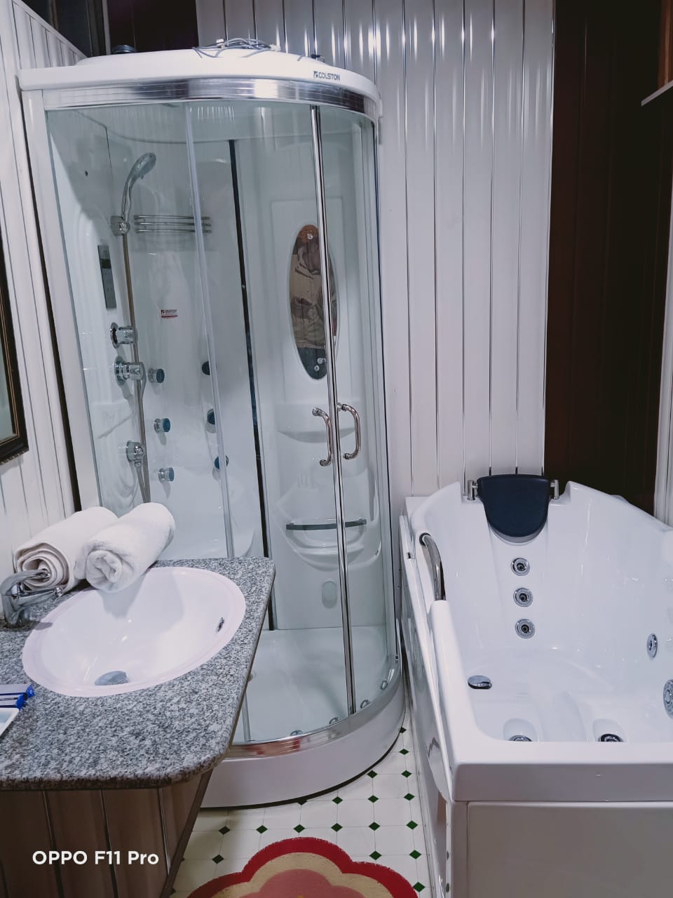 Royal Vintage Houseboat Luxury Premium Suite - Premium Kashmir Houseboat