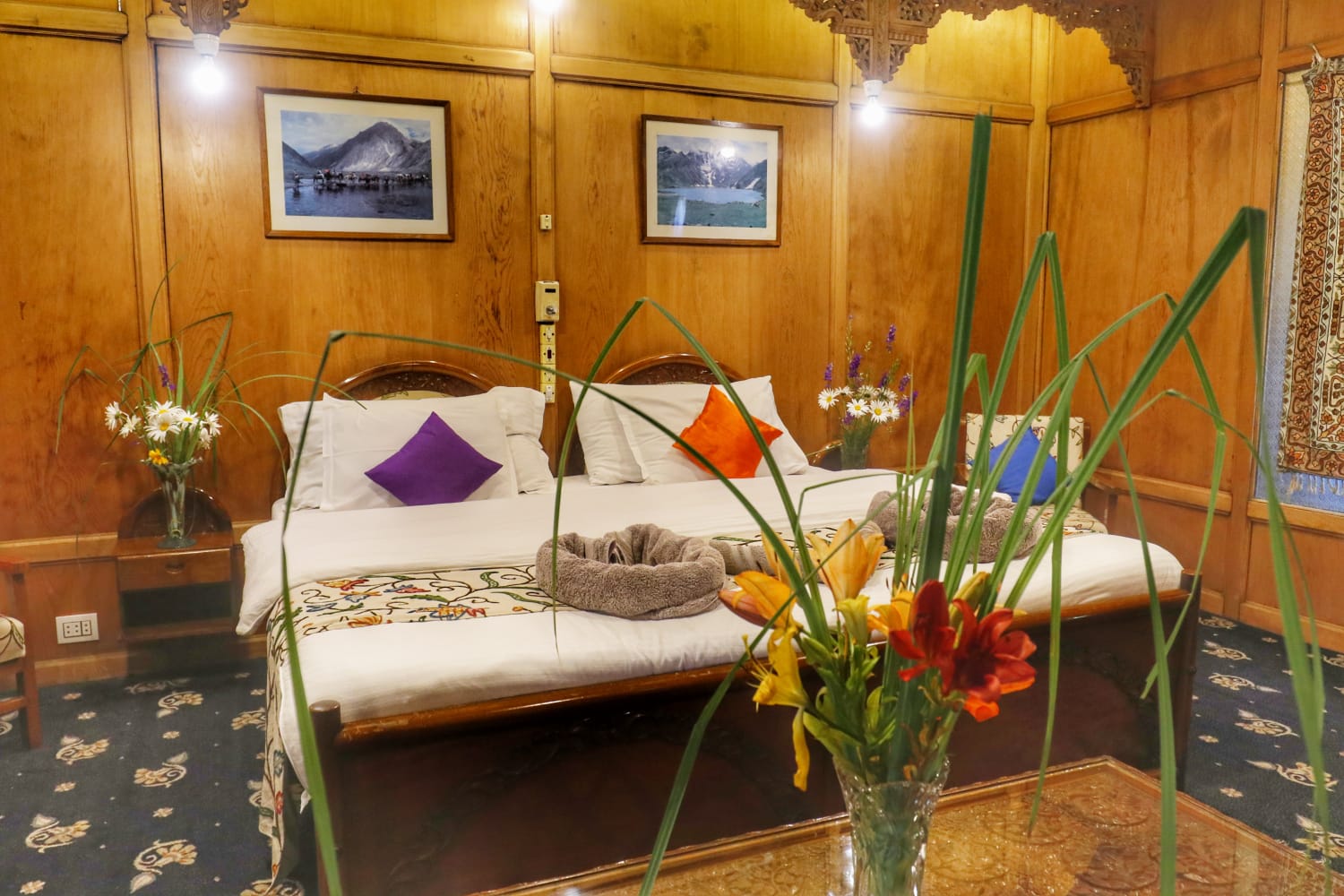 Royal Vintage Houseboat Luxury Premium Suite - Best Houseboat in Dal Lake
