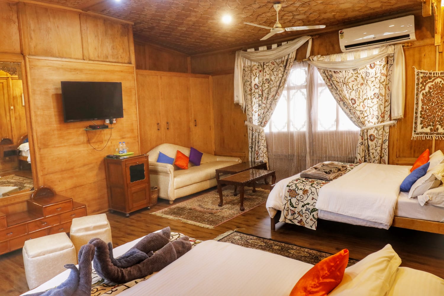 Royal Vintage Houseboat Luxury Premium Suite Interior - Premium Srinagar Houseboat