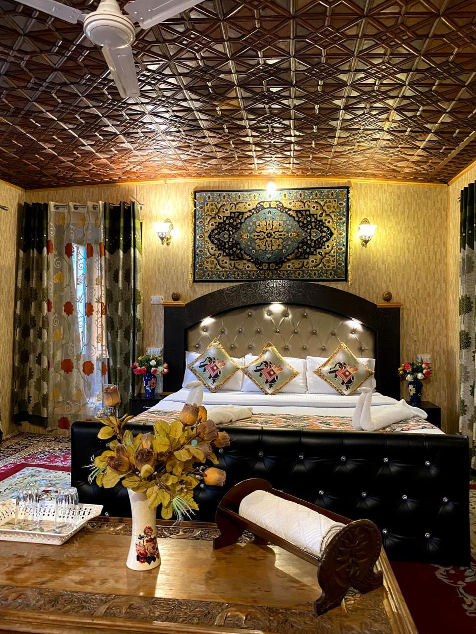 Royal Vintage Houseboat Luxury Super Deluxe Interior - Luxury Houseboat in Srinagar
