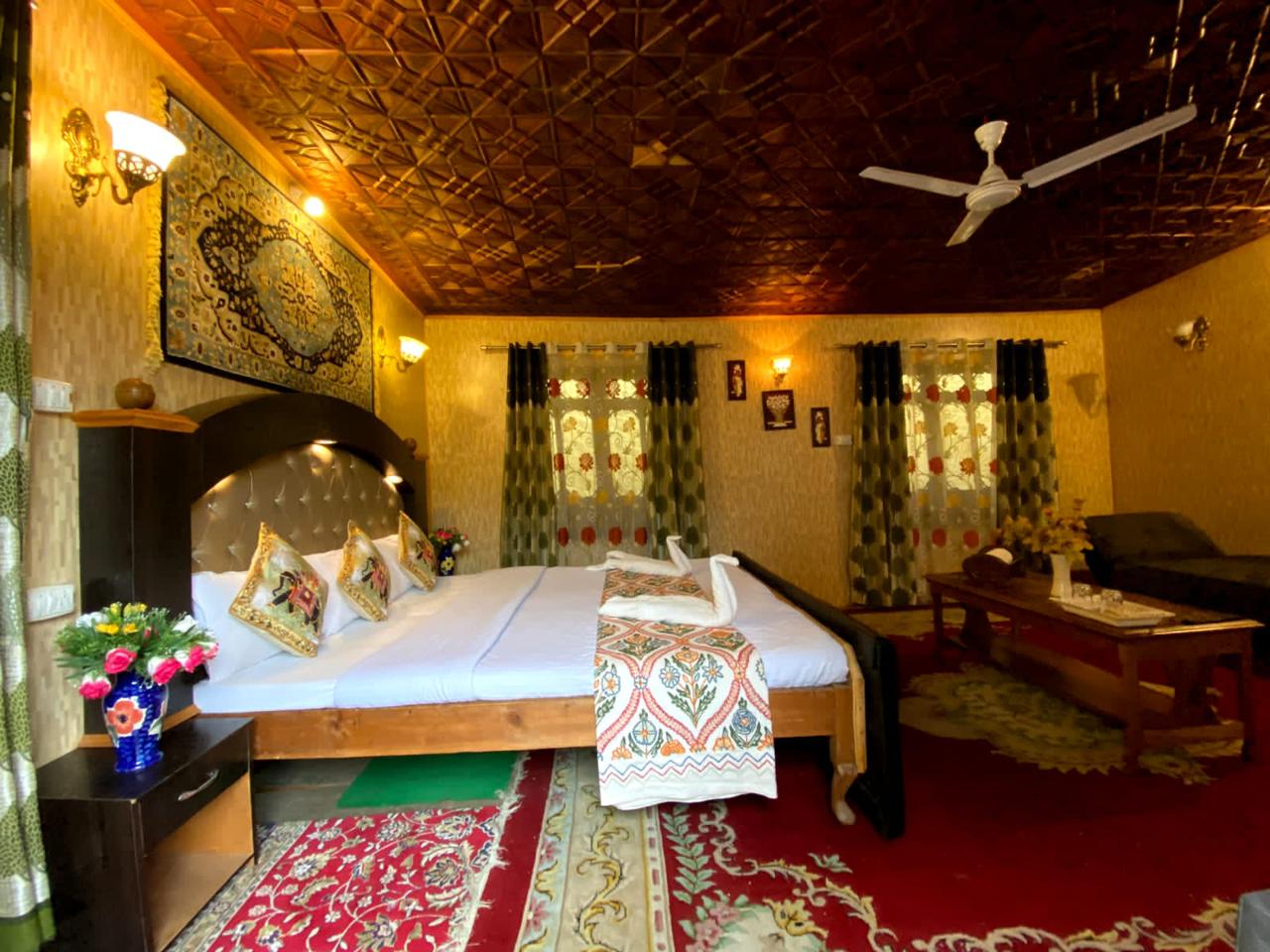 Royal Vintage Houseboat Luxury Super Deluxe - Best Houseboat in Srinagar