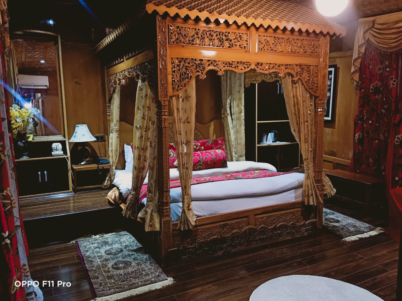 Royal Vintage Houseboat Premium Sukoon Suite Interior - Luxury Dal Lake Stay